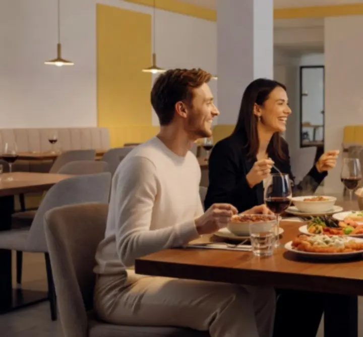 Skupina hostů u stolu v restauraci Ceska Klub Zona v útulném prostředí