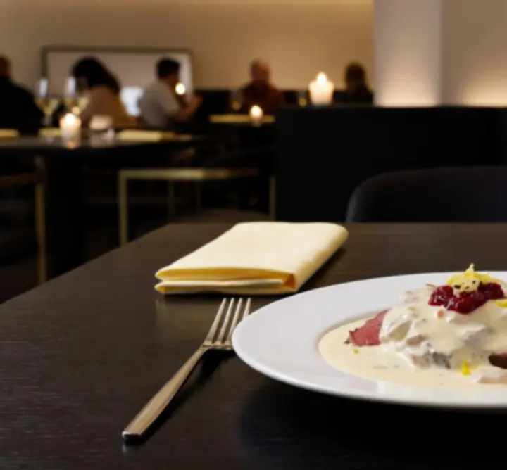 Designový talíř s moderní českou specialitou a signaturní koktejl v restauraci Ceska Klub Zona